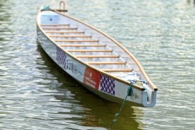 湖面小渔船图片